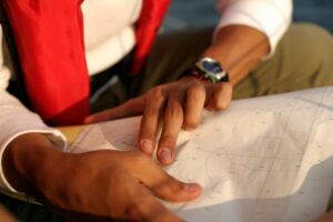 Planificá con tiempo y tranquilidad Close-up of a man pointing at a map, highlighting navigation and exploration.
