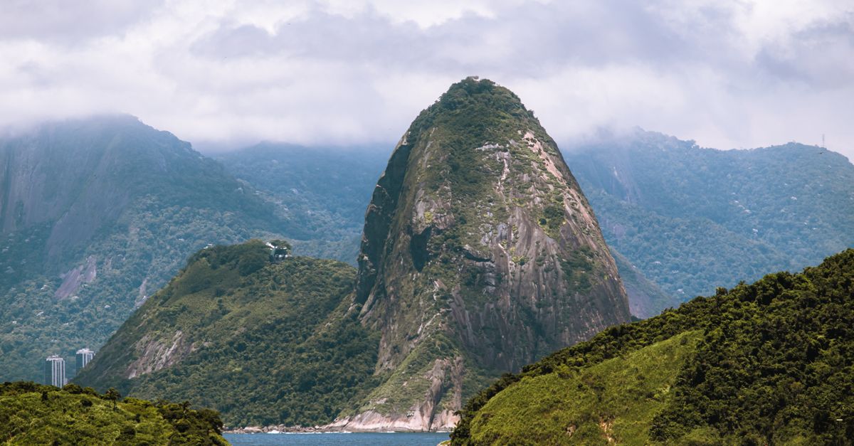 Brasil Breathtaking landscape of Sugarloaf Mountain shrouded in clouds, seen from Niterói, Brazil.